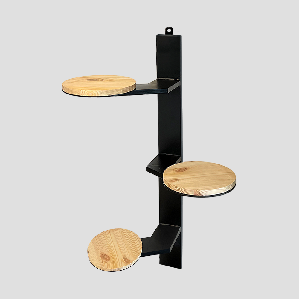 מתקן קיר לשלושה עציצים מברזל משולב מגשי עץ