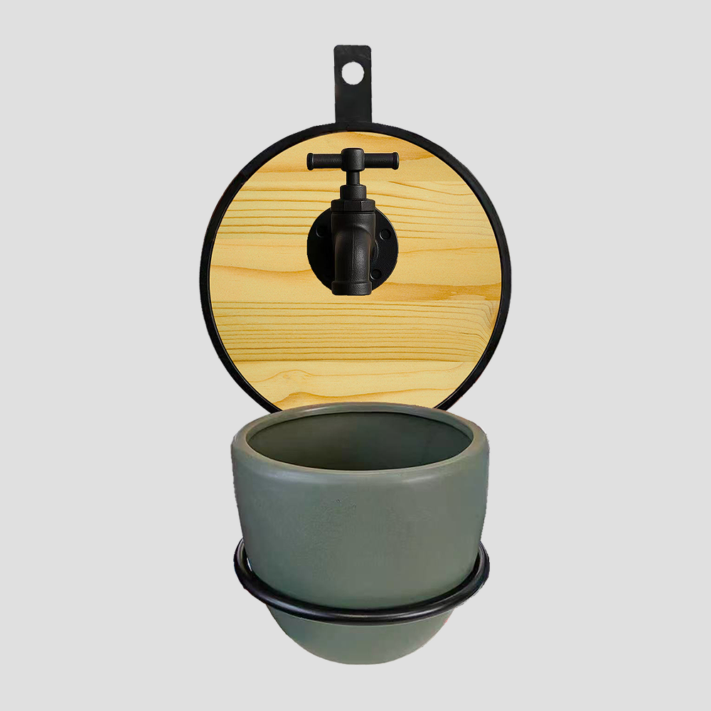 מתקן קיר לתליית עציץ במסגרת ברזל ועץ עגולה משולב ברז1