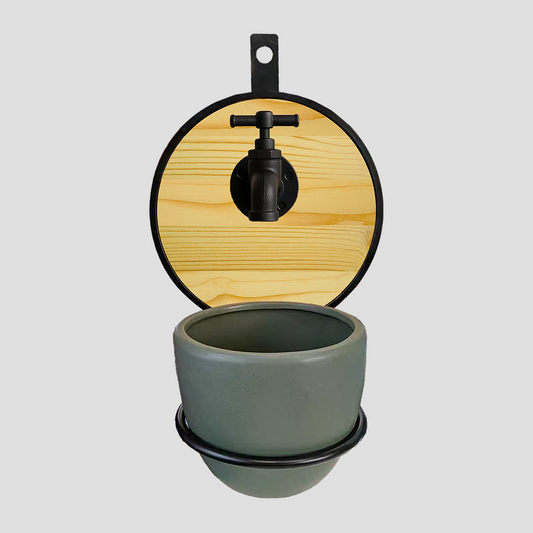 מתקן קיר לתליית עציץ במסגרת ברזל ועץ עגולה משולב ברז1