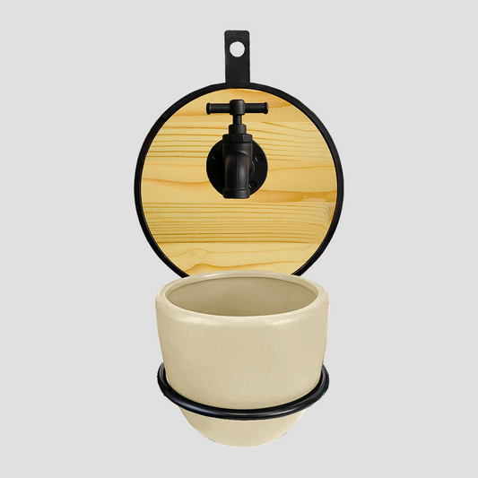 מתקן קיר לתליית עציץ במסגרת ברזל ועץ עגולה משולב ברז2