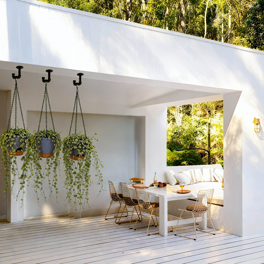 עציץ פלסטיק אפור נתלה, עם צלחת ניקוז מים, משולב שרשרת ברזל שחורה - הדמיה